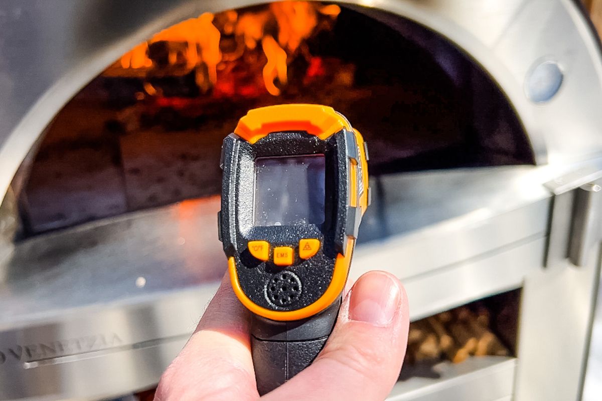 rising the oven temperature with Thermometer